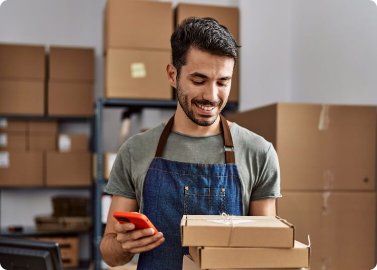 Homem sorrindo segurando pacote/encomenda